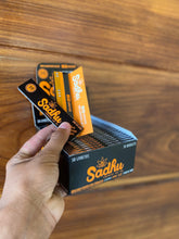 Caixa com 50 maços de seda sadhu large king size nas cores preta e laranja para enrolar cigarros