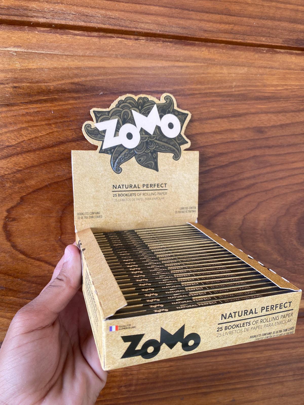 Caixa de papel para cigarro natural zomo black com 25 livretes em papelão marrom e marcação preta