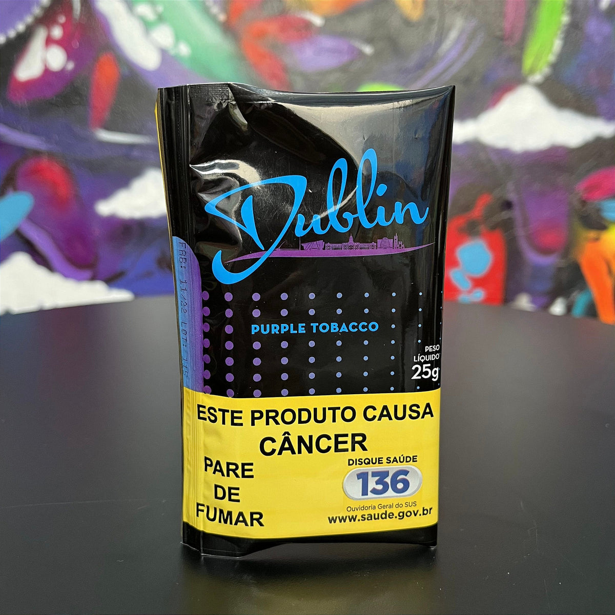 Pouch de tabaco dublin purple 25g preto e amarelo com acabamento brilhante e marcação azul na frente