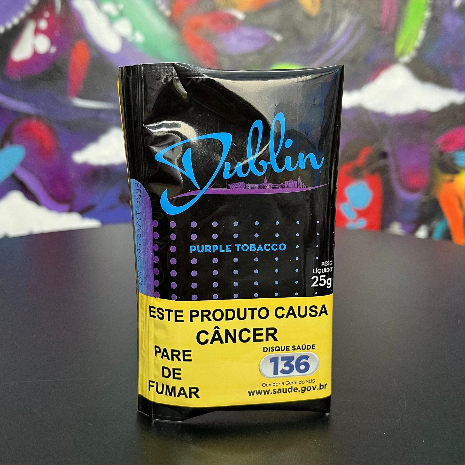 Pouch de tabaco dublin purple 25g preto e amarelo com acabamento brilhante e marcação azul na frente