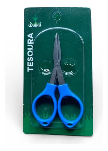 Tesoura pequena com lâminas metálicas e cabo azul embalada em cartão verde com marca dubai tesoura