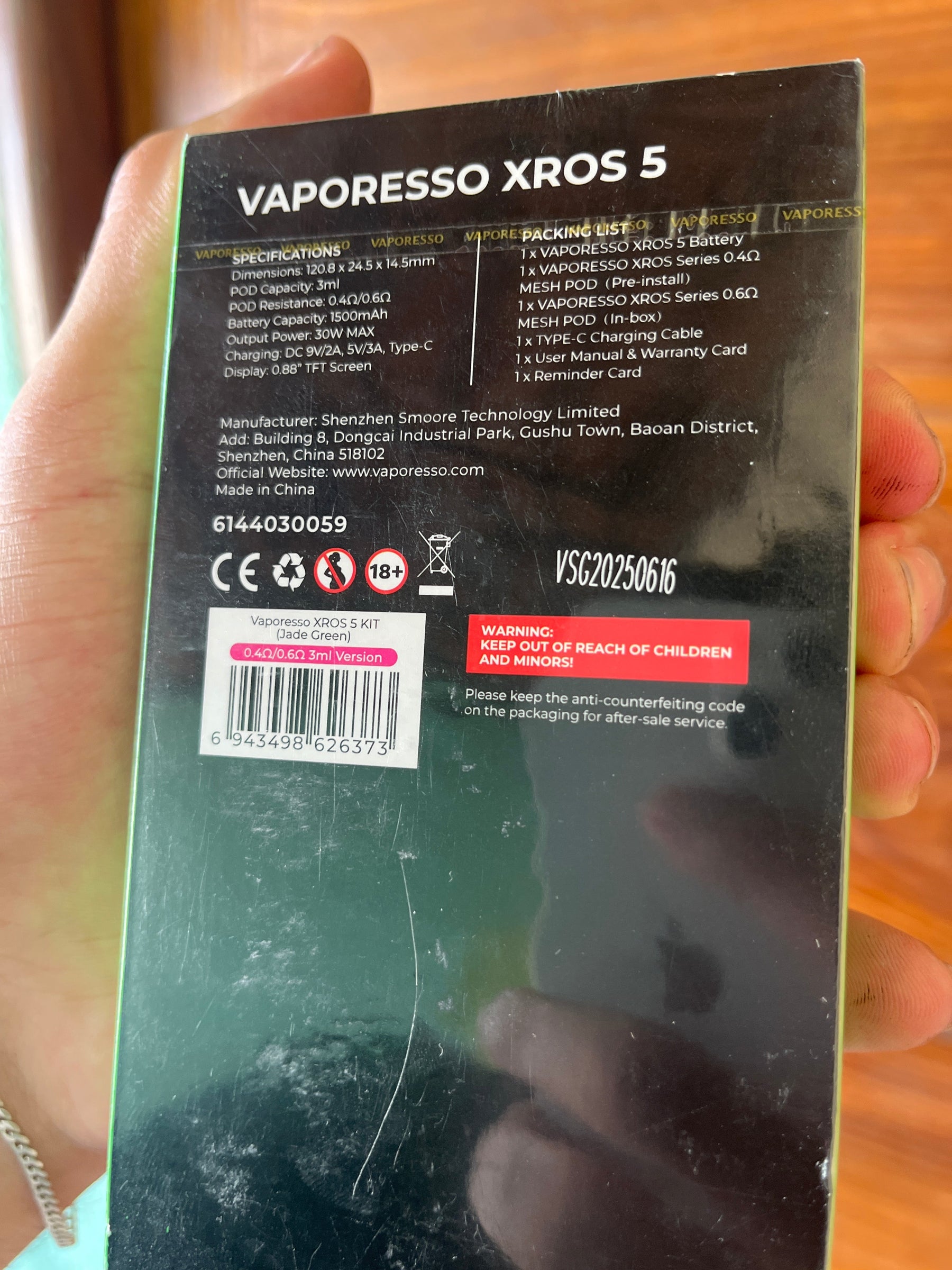 Caixa retangular preta do kit de vaporização vaporesso xros 5 mostrando o produto de frente