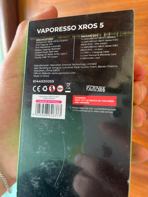 Caixa retangular preta do kit de vaporização vaporesso xros 5 mostrando o produto de frente