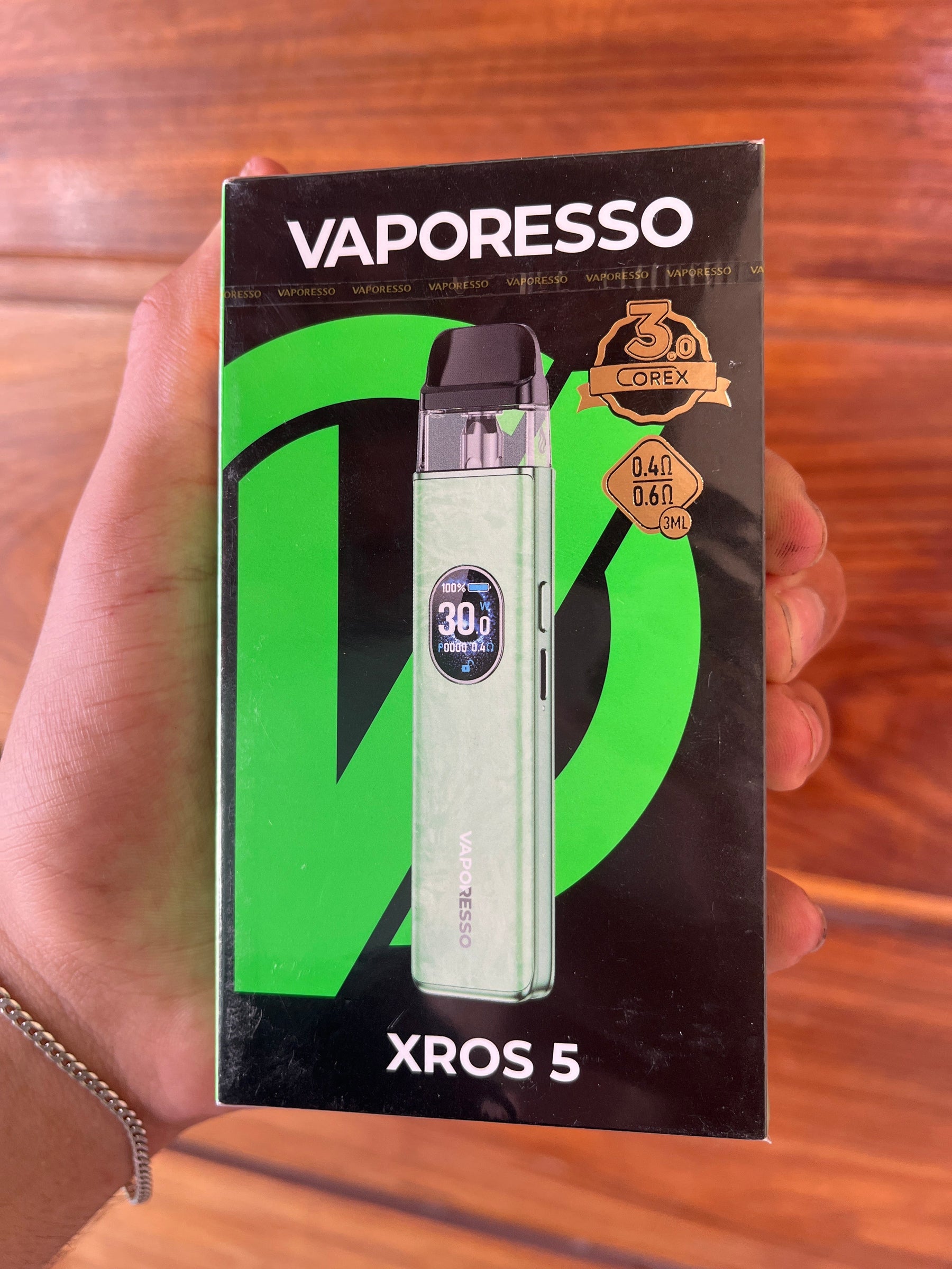 Vaporesso XROS 5 vape pen verde claro com display digital e bocal preto em design elegante