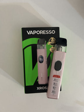 Caneta vape vaporesso xros 5 rosa com bocal preto e botão de energia oval