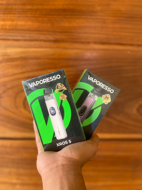 Pen vaporesso xros 5 branco e roxo em embalagem retail com design compacto para vaping portátil