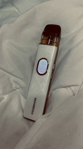 Dispositivo pod vaporesso xros 5 branco e bordô com display digital elegante e compacto