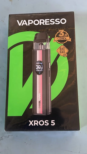 Vaporesso xros 5 preto listrado com design preto e rosa fosco e tela digital mostrando configurações de temperatura