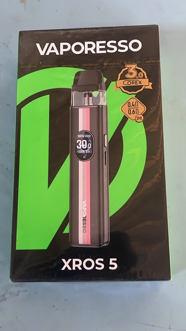 Vaporesso xros 5 preto listrado com design preto e rosa fosco e tela digital mostrando configurações de temperatura