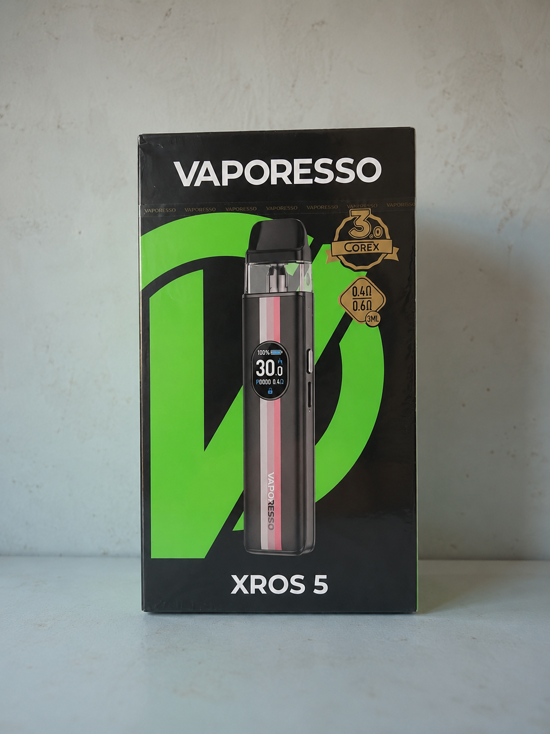Vaporesso xros 5 preto listrado com acabamento metálico preto e rosa e display digital indicando nível da bateria