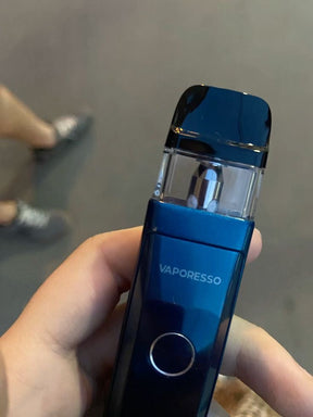 Dispositivo vape vaporesso xros pro azul com acabamento brilhante e seção superior transparente