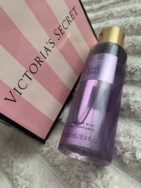 Frasco translúcido roxo e dourado do body splash victoria’s secret love spell 250ml com rótulo minimalista