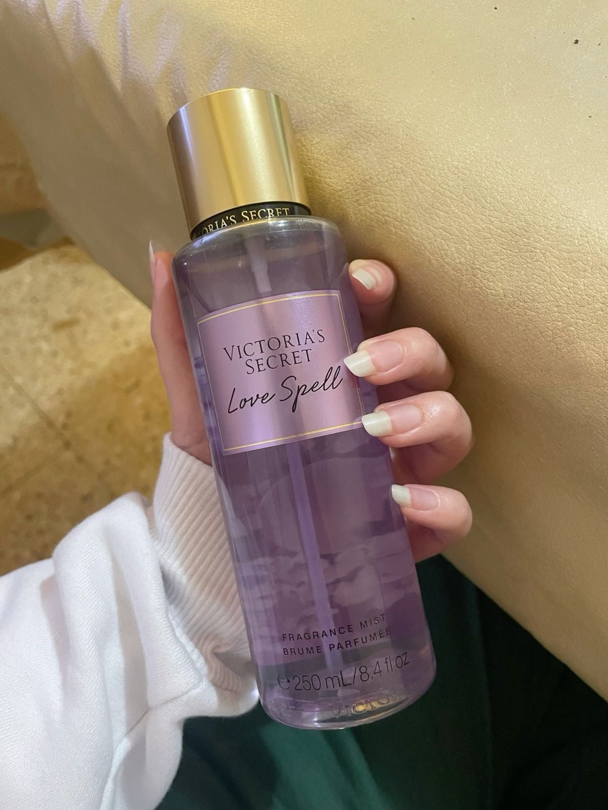 Frasco translúcido lavanda victoria’s secret love spell body splash 250ml com tampa dourada e rótulo elegante