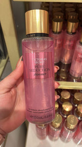 Frasco rosa da body splash victoria’s secret pure seduction shimmer com tampa dourada e líquido cintilante