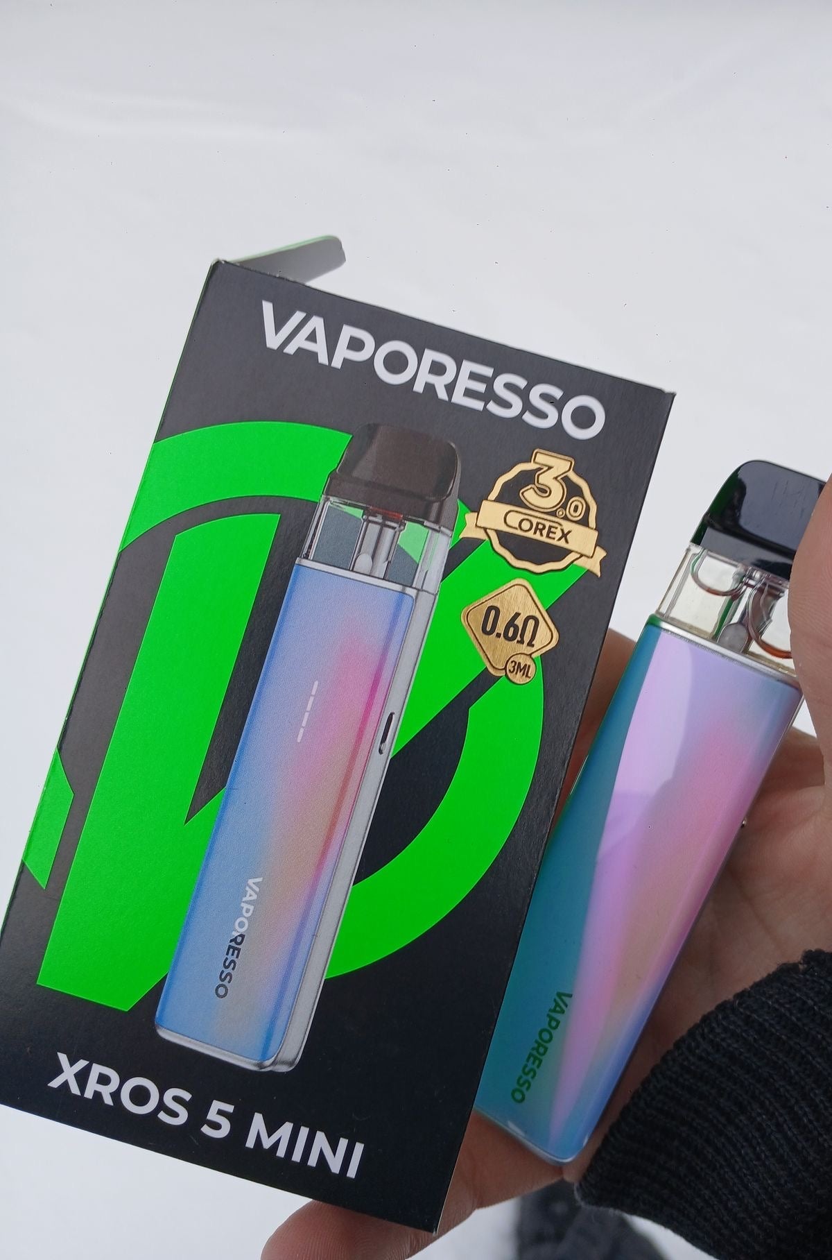 Xros 5 mini vape pen iridescente com design moderno e bocal preto ideal para vaping portátil