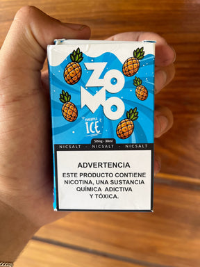 Embalagem azul retangular de e-líquido zomo pineapple ice nicsalt 30ml 50mg com ilustrações de abacaxis cartoons